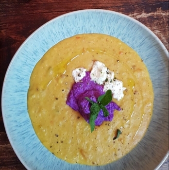 Rote-Linsen-Orangen Suppe mit Ingwer und Rotkohlpesto