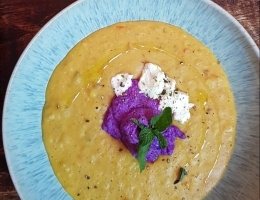 Rote-Linsen-Orangen Suppe mit Ingwer und Rotkohlpesto